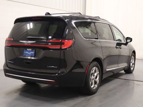 Certified 2023 Chrysler Pacifica Limited FWD image 10