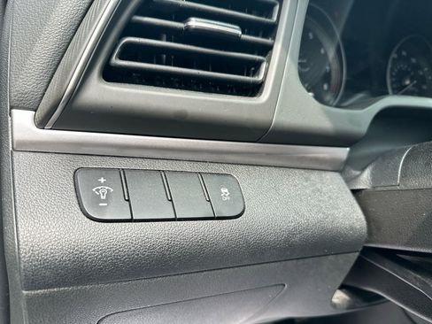 Used 2019 Hyundai Elantra SE w/ Cargo Package image 14