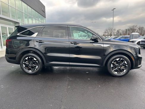 Used 2024 Kia Sorento S image 8