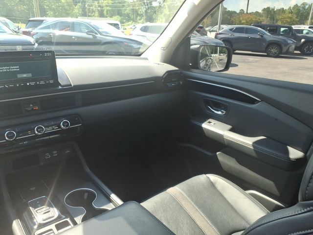 Used 2025 Honda Pilot Touring image 11