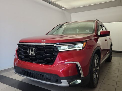 Used 2025 Honda Pilot Elite image 2