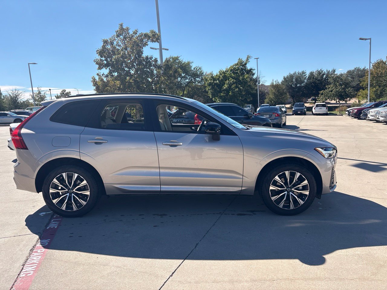 Used 2025 Volvo XC60 B5 Core w/ Protection Package Premier AWD/4WD image 4