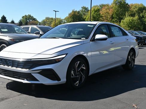 Used 2025 Hyundai Elantra SEL w/ Cargo Package image 2