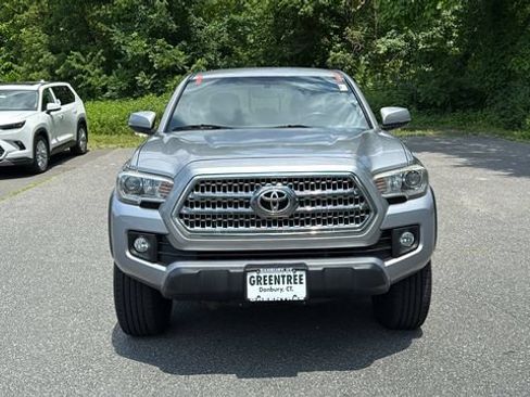 Used 2017 Toyota Tacoma TRD Off-Road w/ Tow Package (A/T) AWD/4WD image 2