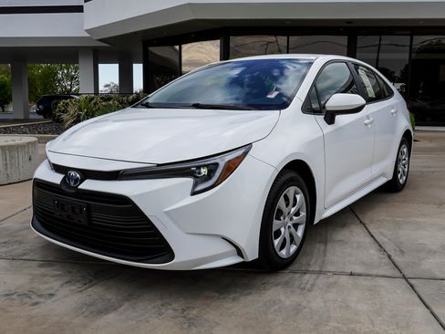 Used 2024 Toyota Corolla LE FWD image 4