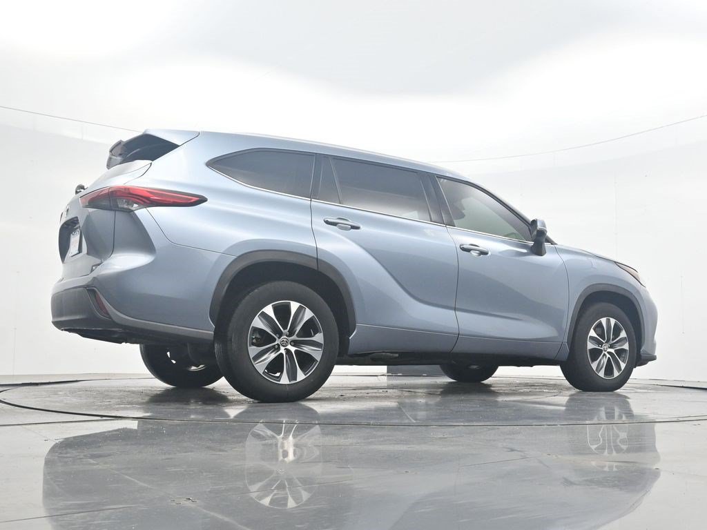 Used 2022 Toyota Highlander XLE FWD image 29
