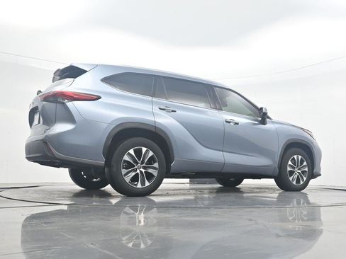 Used 2022 Toyota Highlander XLE FWD image 29