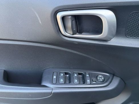 Certified 2025 Hyundai Venue SE FWD image 12
