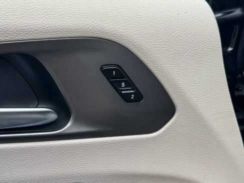 Used 2024 Chrysler Pacifica Touring-L image 24