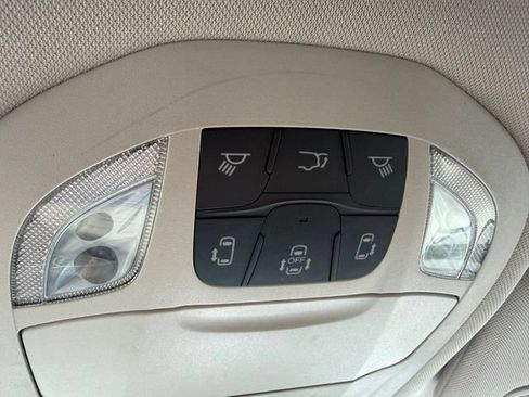 Used 2024 Chrysler Pacifica Touring-L FWD image 23