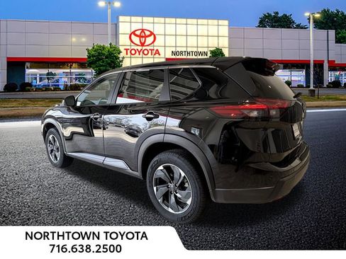 Used 2025 Nissan Rogue SV AWD/4WD image 3