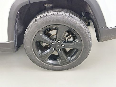 Used 2023 Jeep Grand Cherokee L Altitude image 28