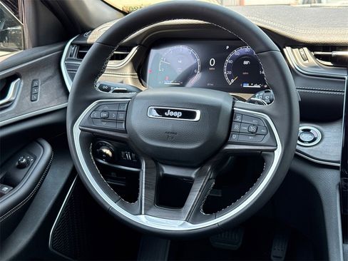 New 2025 Jeep Grand Cherokee Limited w/ Black Appearance Package image 24