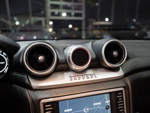 Used 2015 Ferrari California T image 18