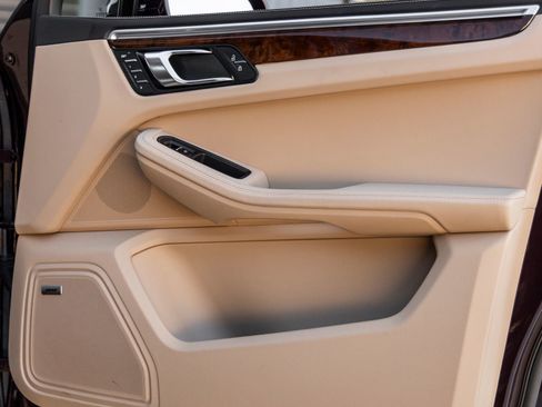 Certified 2023 Porsche Macan AWD/4WD image 44