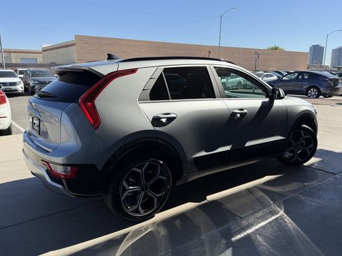 Used 2023 Kia Niro EX Touring image 4