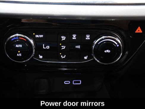 Used 2025 Chevrolet Trax LT w/ LT Convenience Package FWD image 23
