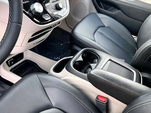 Used 2024 Chrysler Pacifica Touring-L image 17