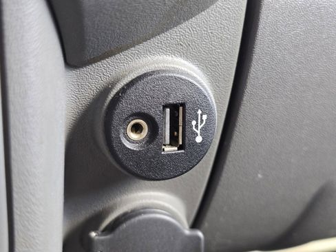 Used 2019 Nissan Frontier SV image 5