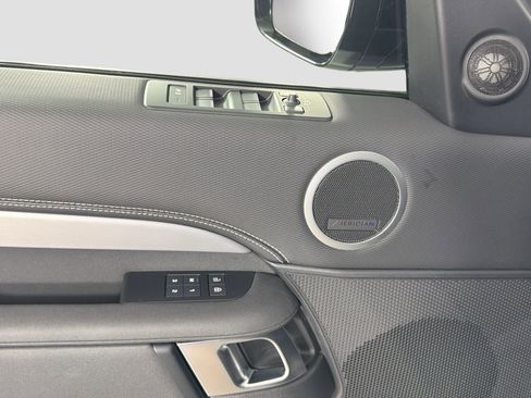 Certified 2024 Land Rover Discovery Dynamic SE image 19