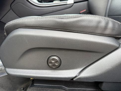 Used 2018 Mercedes-Benz GLC 300 4MATIC w/ Premium Package image 10