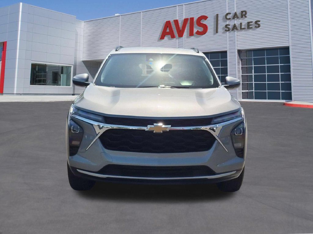 Used 2025 Chevrolet Trax LT w/ LT Convenience Package FWD image 2