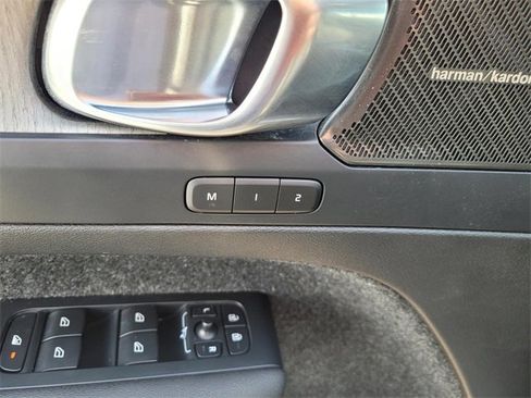 Used 2023 Volvo XC40 B4 Ultimate image 18