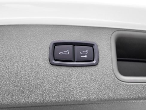 Certified 2026 Porsche Macan AWD/4WD image 31