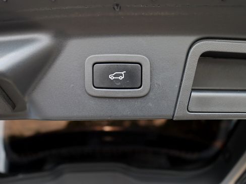 Used 2018 Land Rover Range Rover Velar R-Dynamic SE image 38