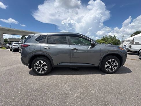 Used 2022 Nissan Rogue SV FWD image 2