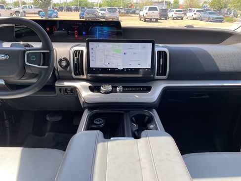 Used 2025 Ford Expedition Active AWD/4WD image 13