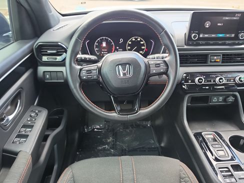 Used 2025 Honda Pilot Sport image 13