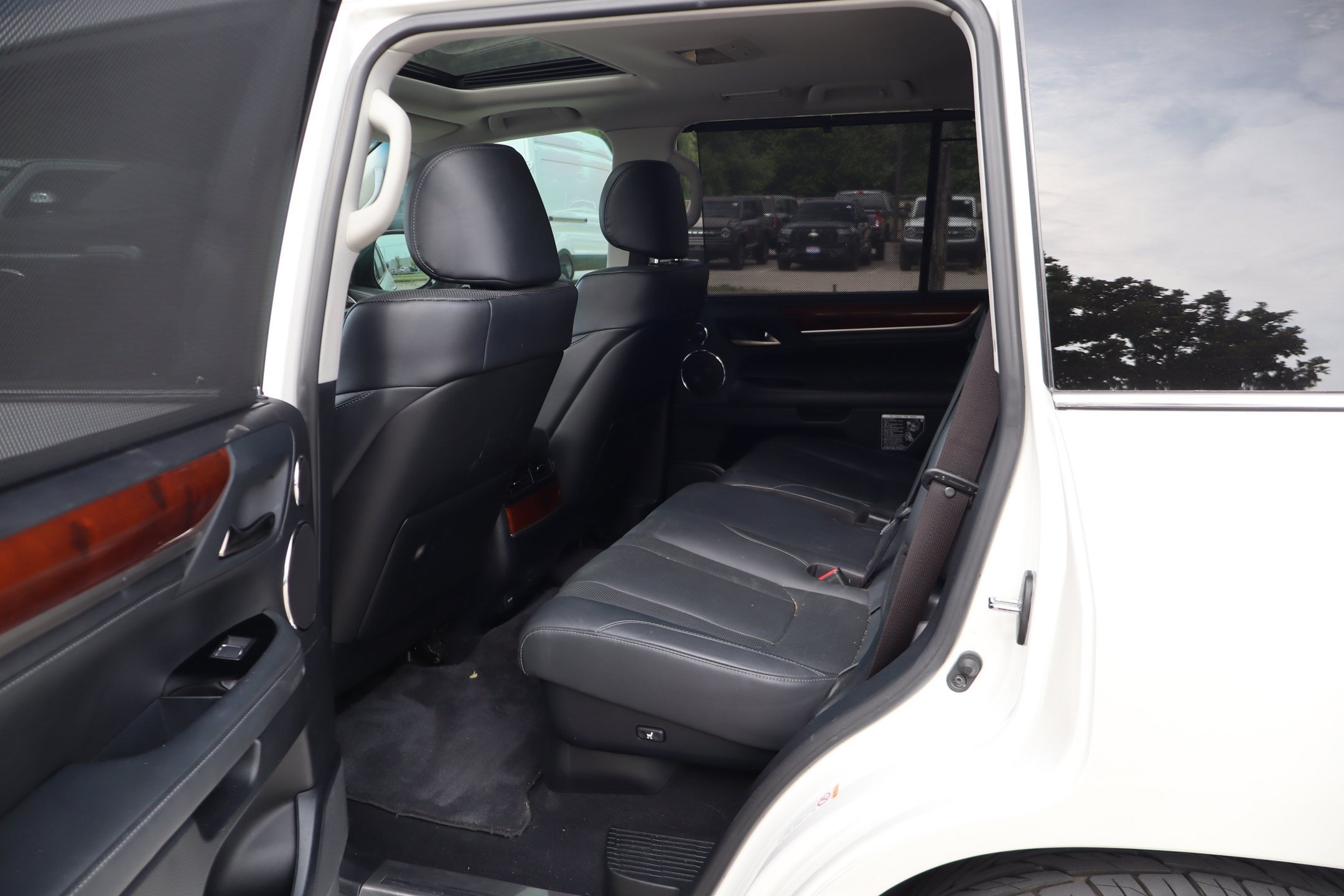 Used 2019 Lexus LX 570 4WD w/ Luxury Package image 31