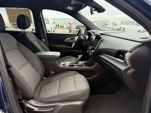 Used 2023 Chevrolet Traverse LT image 3