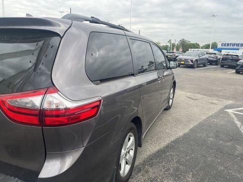 Used 2020 Toyota Sienna LE image 2