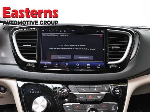 Used 2023 Chrysler Pacifica Touring-L FWD image 12