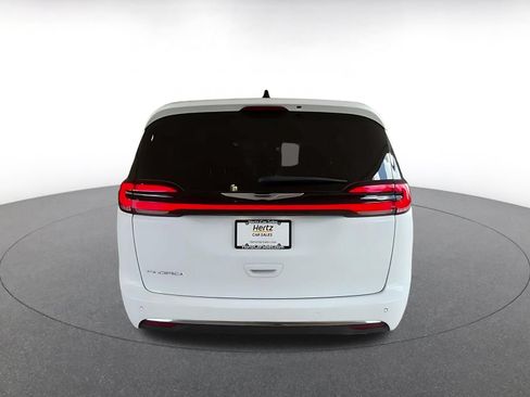 Used 2025 Chrysler Pacifica Select FWD image 10