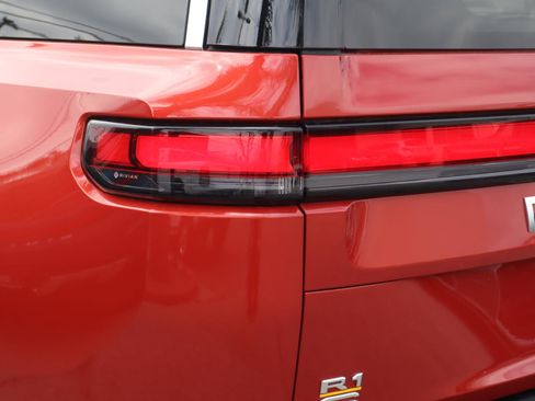 Used 2023 Rivian R1S Launch Edition image 6