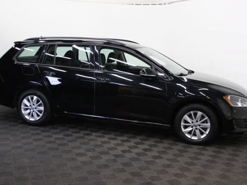 Used 2017 Volkswagen Golf S FWD image 3
