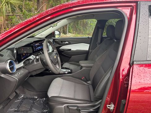 Used 2025 Chevrolet Trax LT FWD image 29