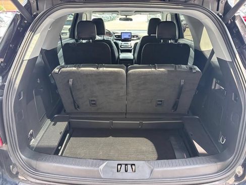 Used 2024 Ford Explorer XLT w/ Equipment Group 202A RWD image 3