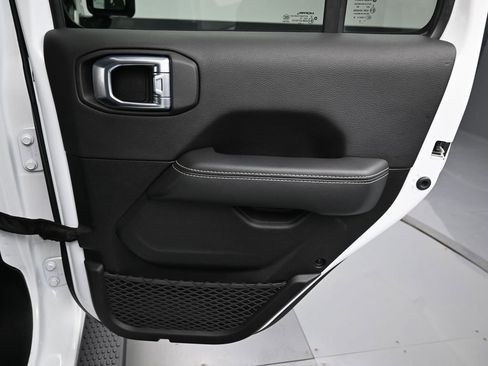 Used 2022 Jeep Wrangler Unlimited Sahara w/ Cold Weather Group image 30