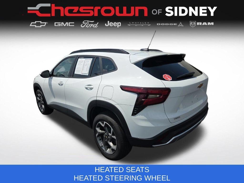 Used 2025 Chevrolet Trax LT w/ LT Convenience Package FWD image 7