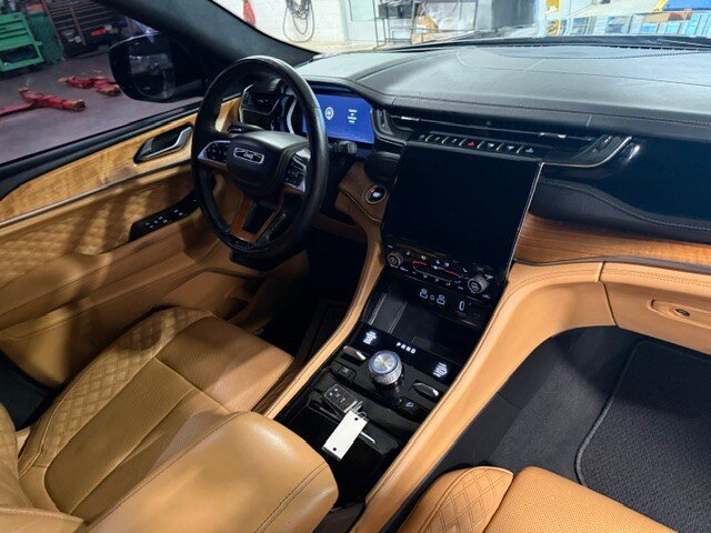 Used 2025 Jeep Grand Cherokee L Summit AWD/4WD image 12