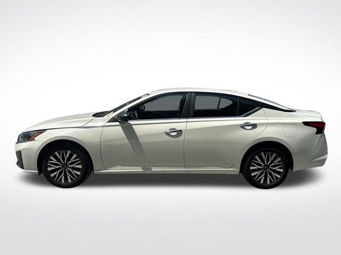 Used 2025 Nissan Altima 2.5 SV FWD image 3