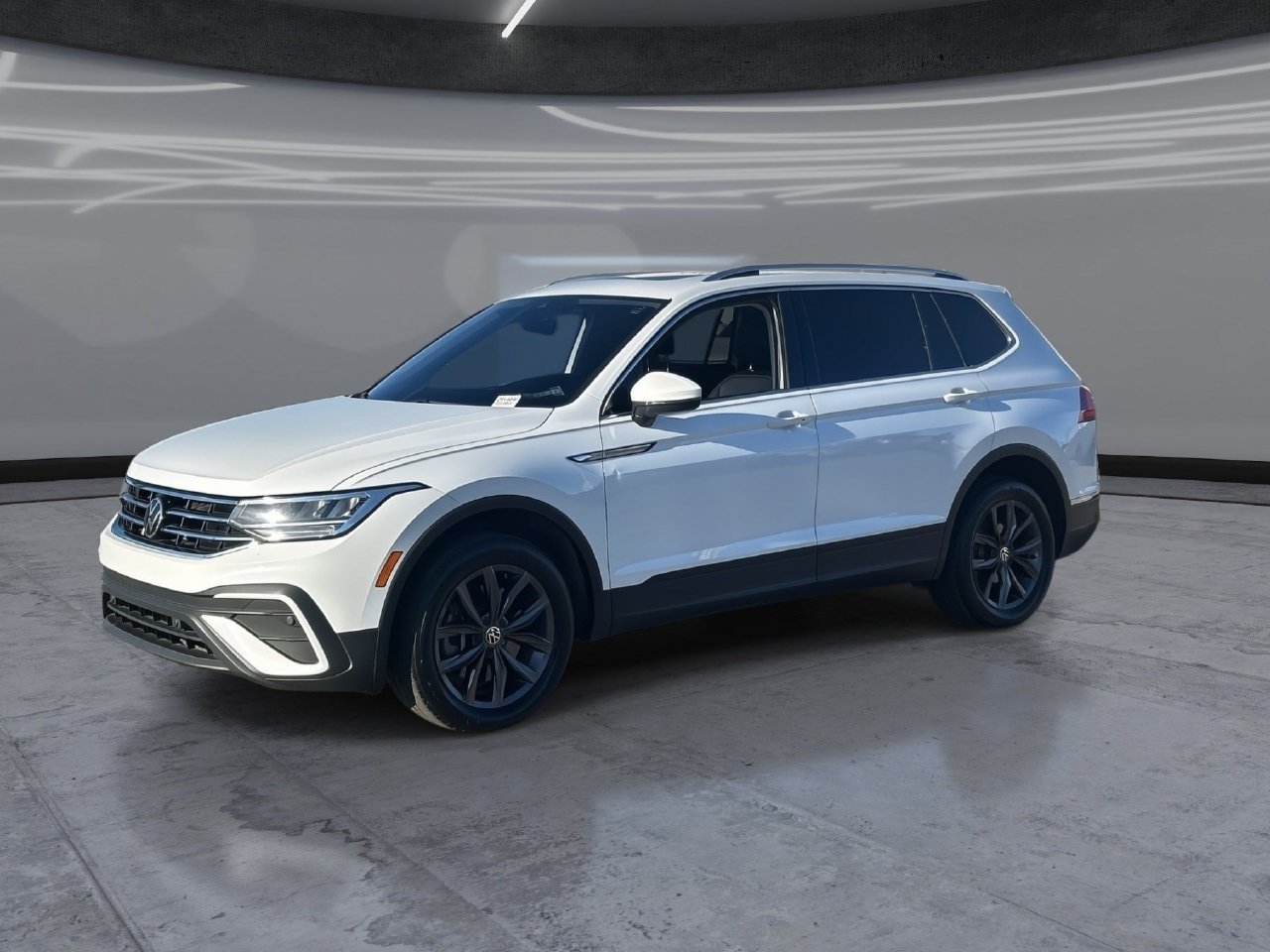Used 2022 Volkswagen Tiguan SE w/ Panoramic Sunroof Package FWD image 3