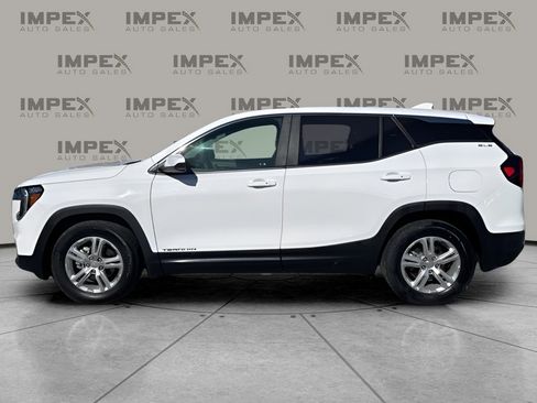 Used 2024 GMC Terrain SLE image 2