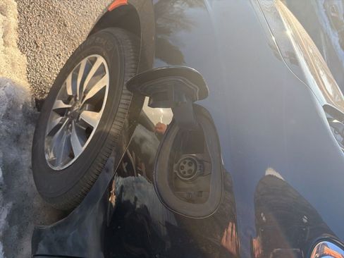 Used 2023 Chrysler Pacifica Touring-L image 22