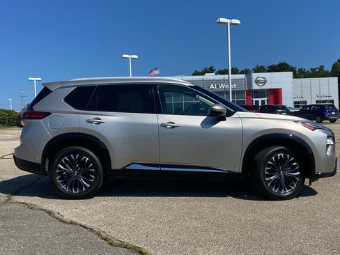 Used 2026 Nissan Rogue Platinum w/ Platinum Premium Package AWD/4WD image 2