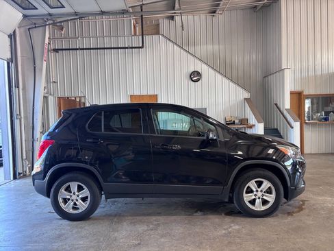 Used 2017 Chevrolet Trax LS w/ Fleet Convenience Package AWD/4WD image 2